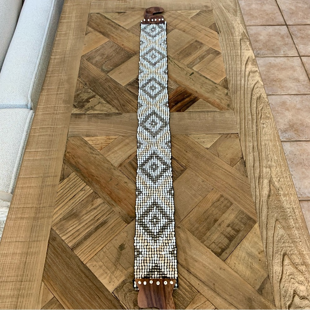 NWOT White & Tan Beaded Geometric Design Stretch Belt with Wood Buckle - Picture 4 of 5